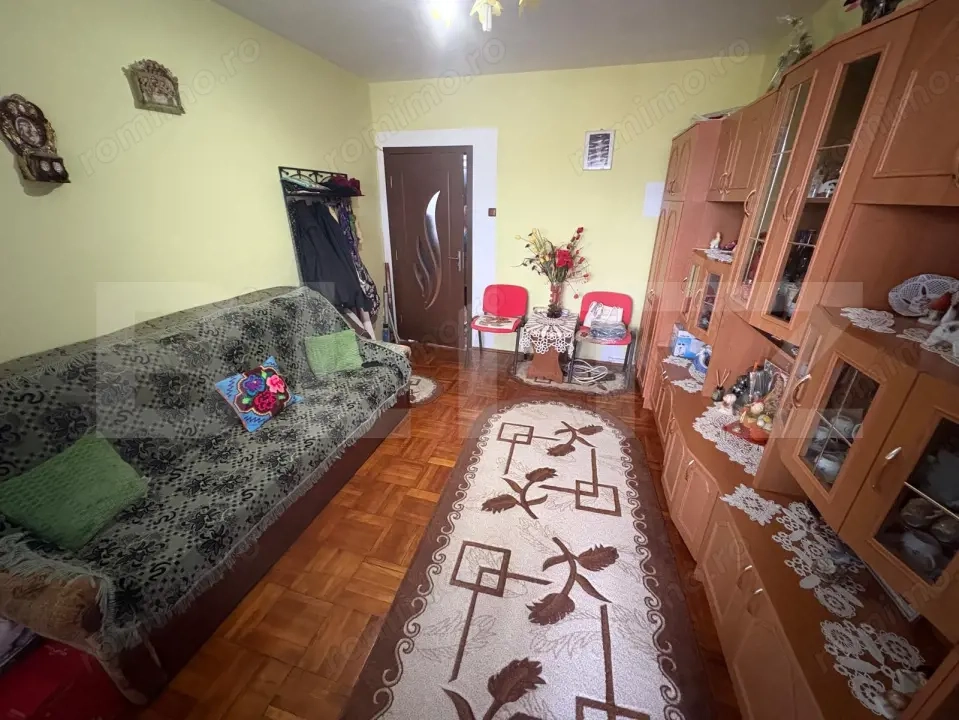 Apartament cu 3 camere, 50 mp, decomandat, zona Minerul