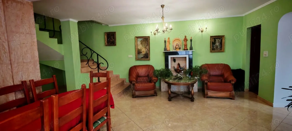 Vilă cu 7 camere, 3 băi, P+M, garaj, terasă, 1130 mp teren, Sântandrei, Bihor.