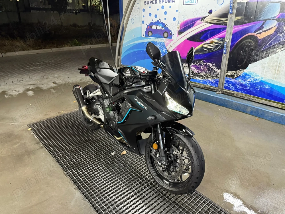 Vând Honda CBR 650R, model 2023