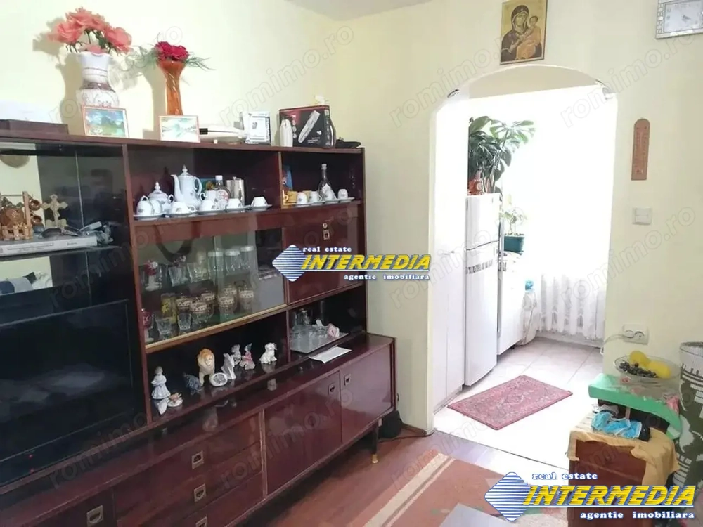 Garsoniera de vanzare in Cetate Alba Iulia etaj intermediar mobilata si utilata 