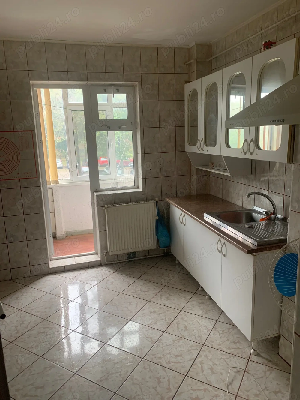 apartament 3 camere semidecomandat