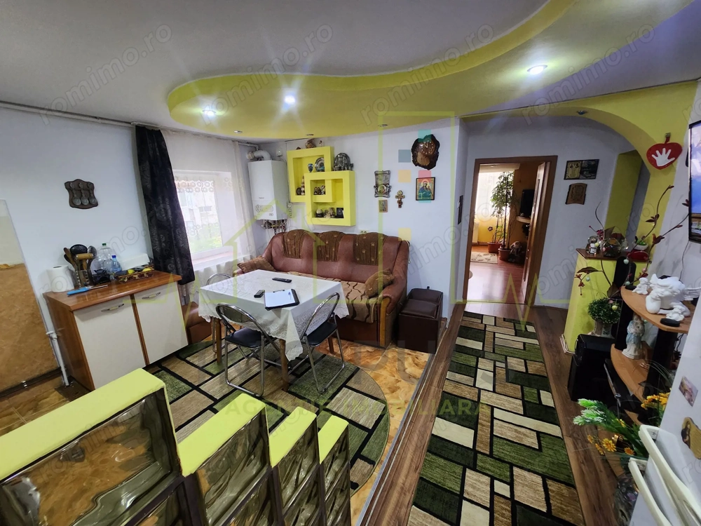 Centrala proprie. Acoperis nou. Mobilat. Model mare. Transformat in 3 camere.