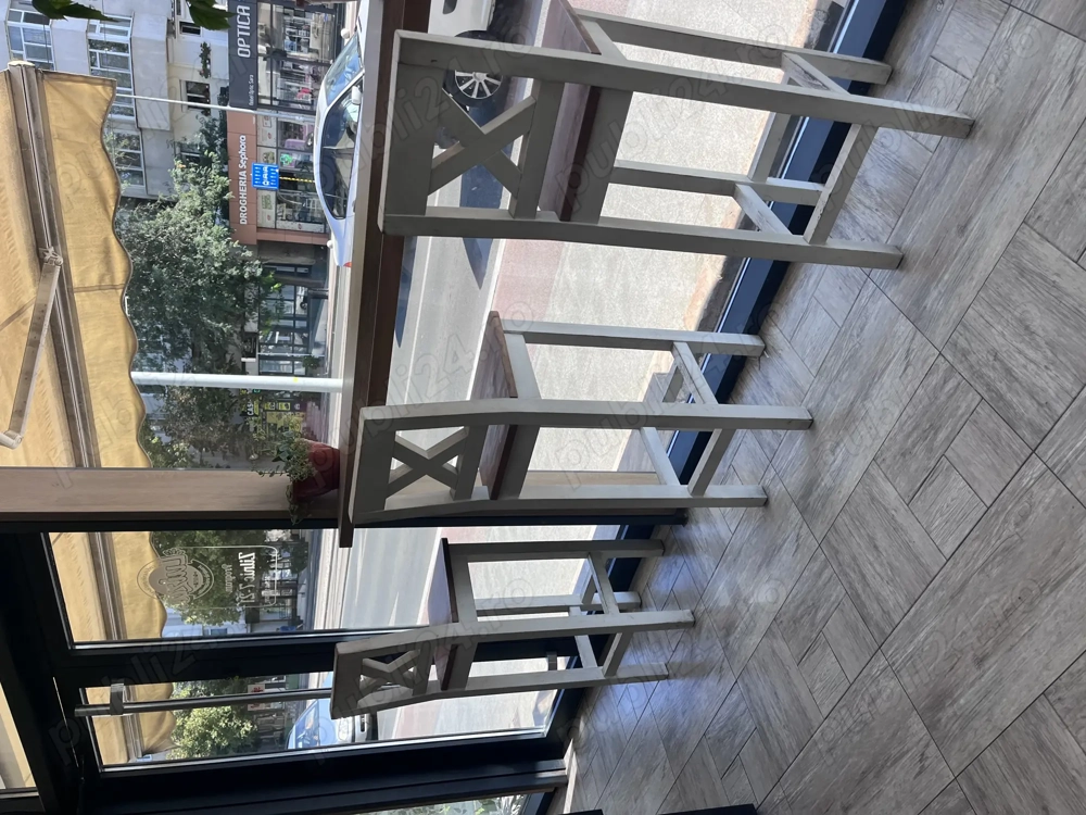 Dulap și scaune bar