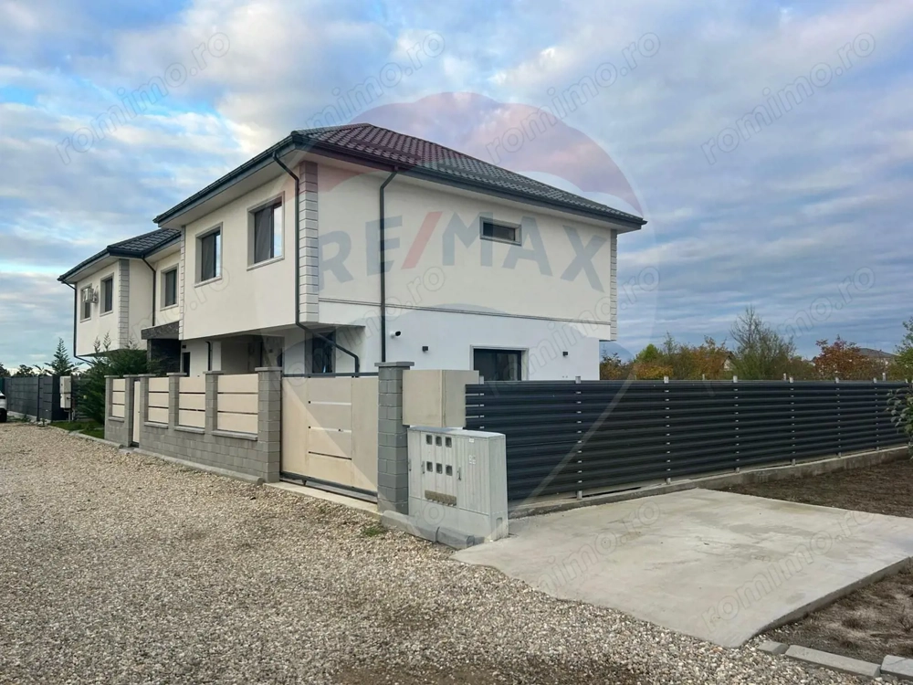 De vanzare Casă / Vilă cu 4 camere