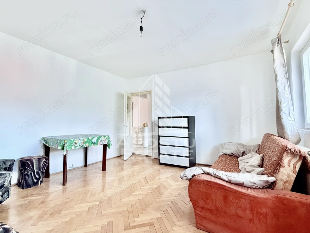 Apartament trei camere decomandat etaj intermediar Apartament trei camere decomandat etaj intermediar