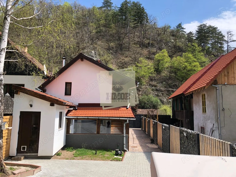 Casa individuala 5 camere 4 bai garaj pivnita si panouri solare in Cisnadioara