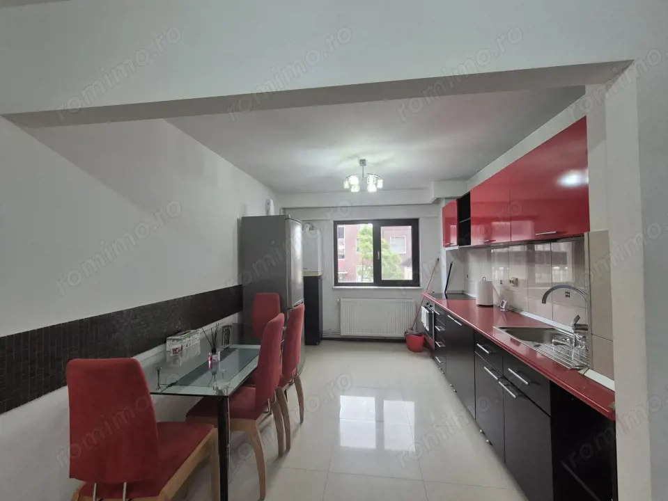 Apartament 3 camere Centru - zona Universitatii Pitesti, etaj 1