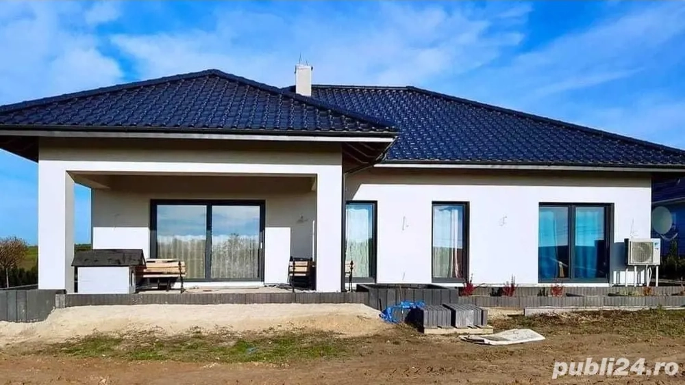 case pe structură de metal învelite cu panouri sandwich