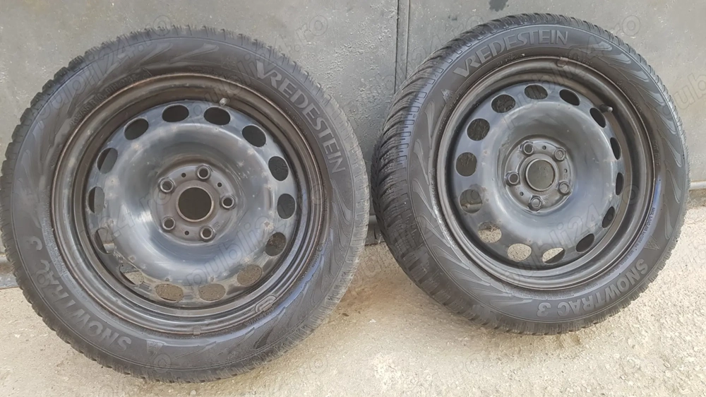 Două roți cu anvelope de iarna 