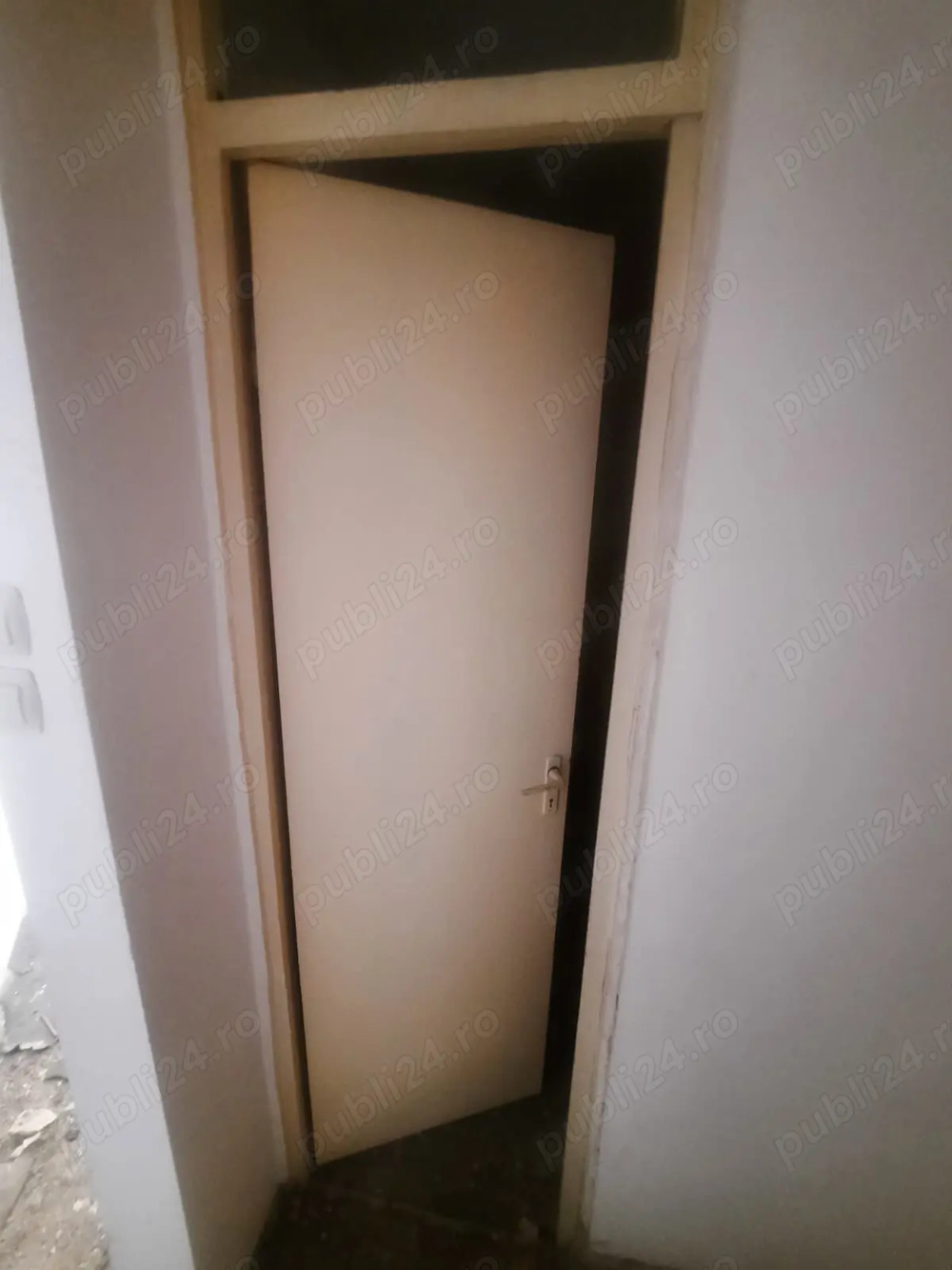 Vand 7 usi de bloc albe impreuna cu tocurile lor -50 ron  buc