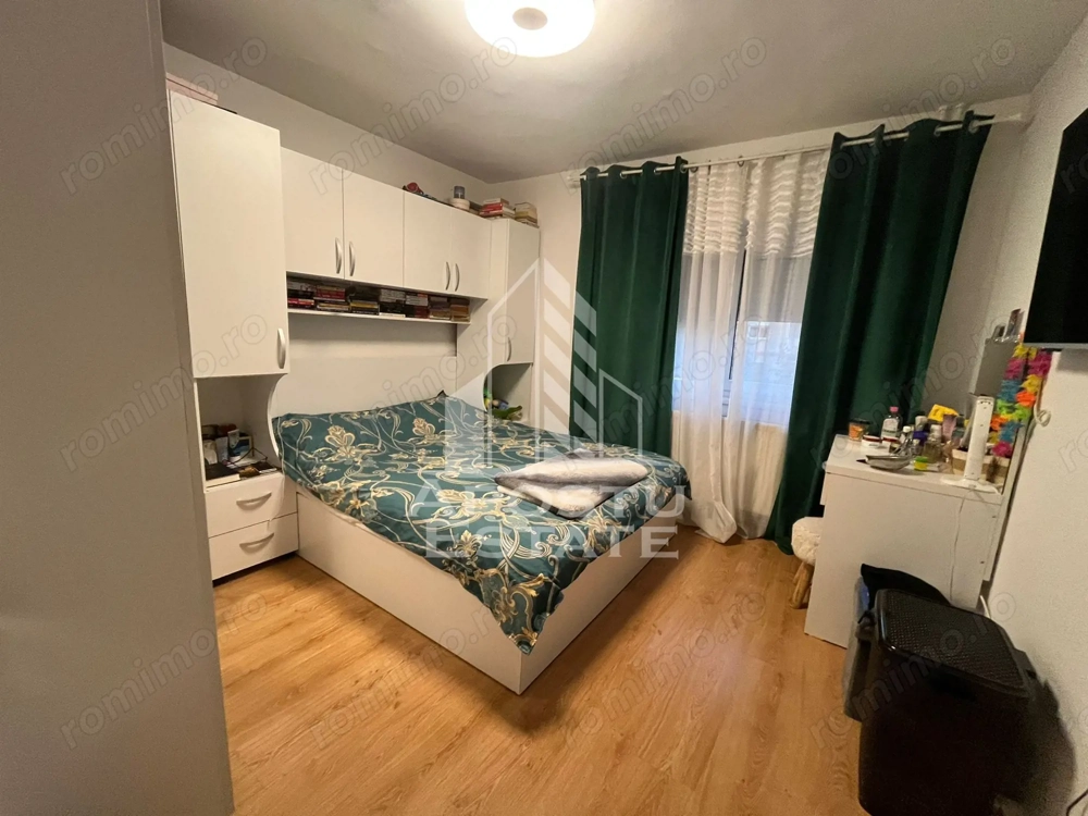 Apartament cu 4 camere, 2 bai, etaj intermediar, zona Soarelui