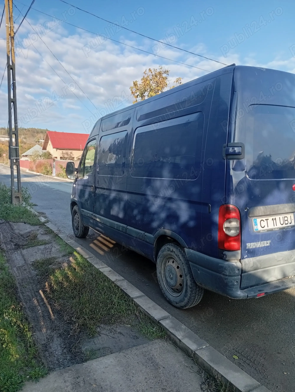Vând autoutilitara Renault master din 2004 cu 242000 km,stare foarte bună 