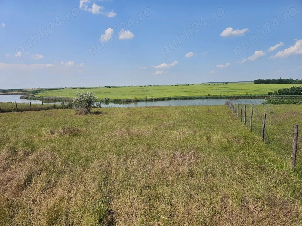 De vânzare teren la lac