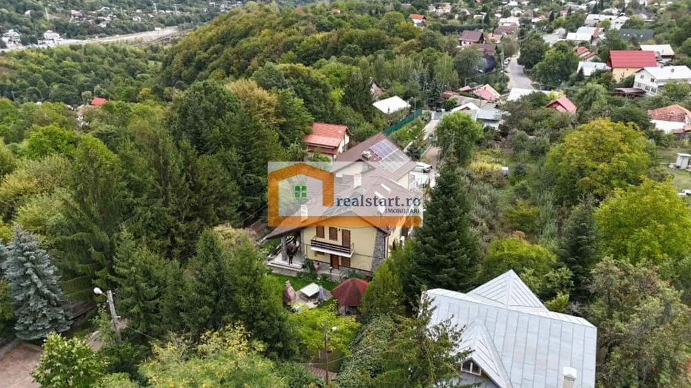 Vedere padure, panouri solare si fotovoltaice, pompa de caldura,  semineu