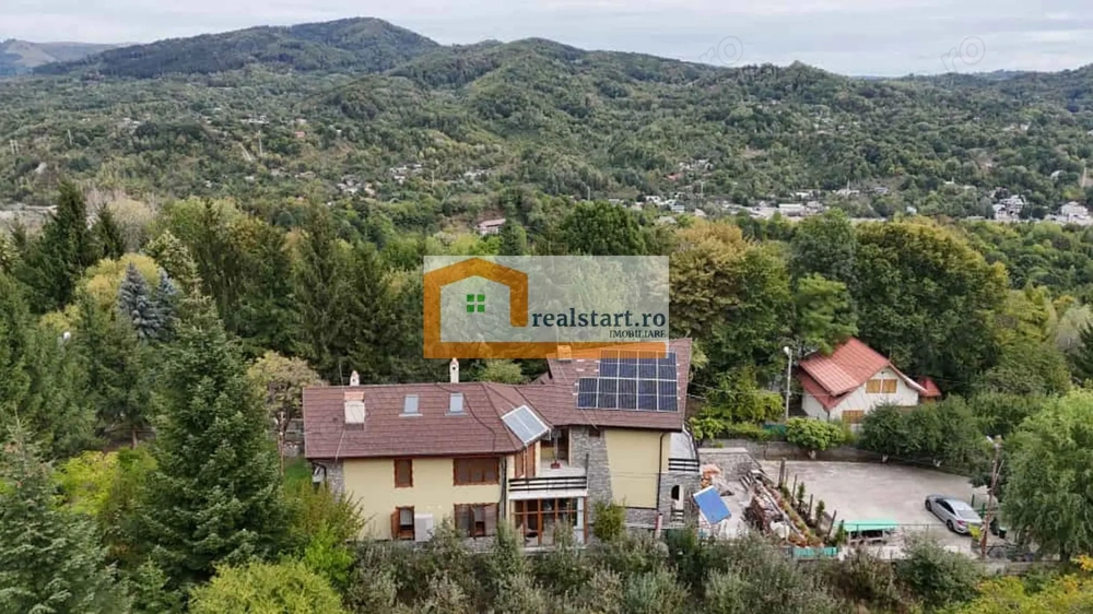 Vedere padure, panouri solare si fotovoltaice, pompa de caldura,  semineu