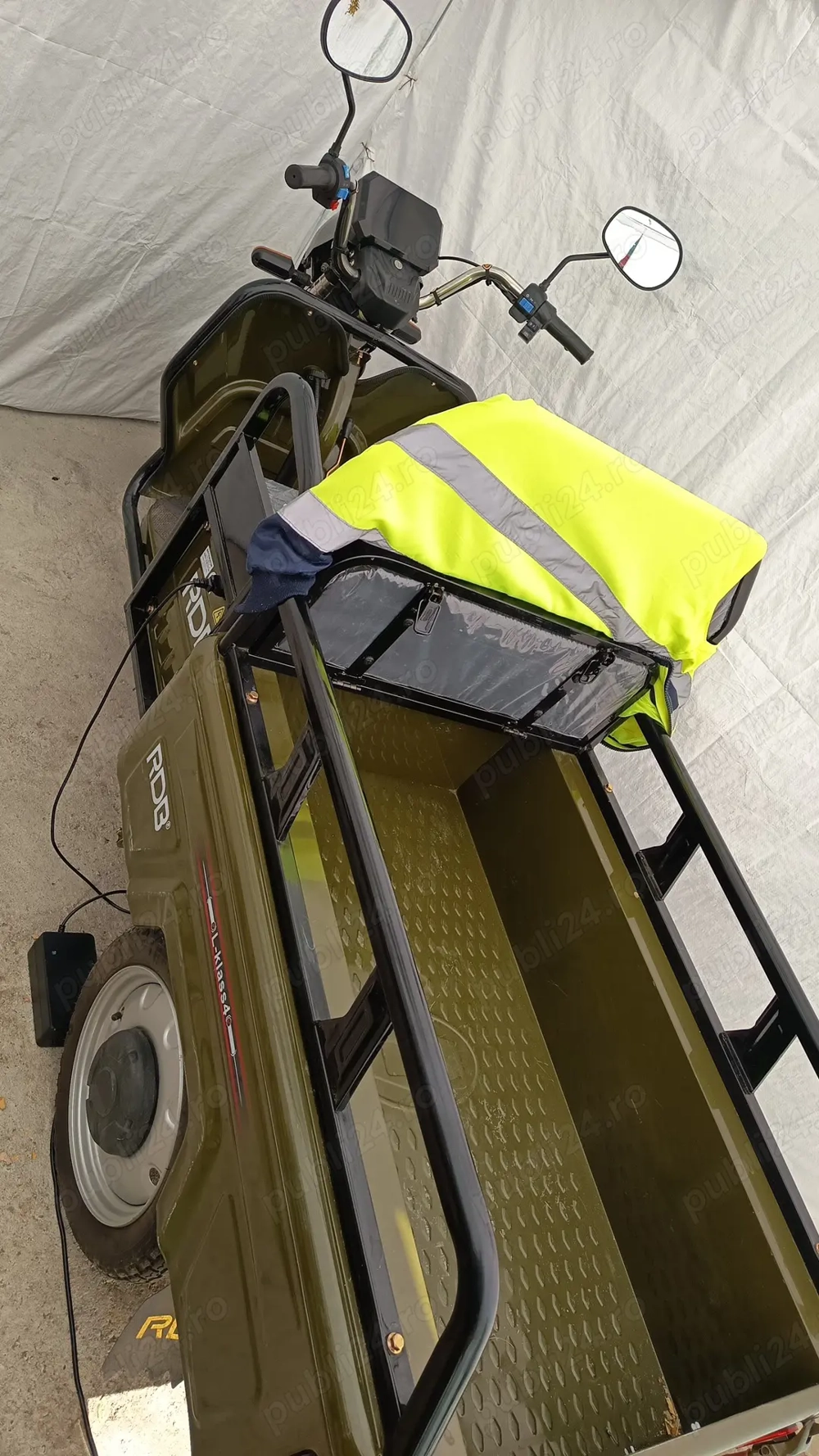 Vind triciclu electric aproape nou 