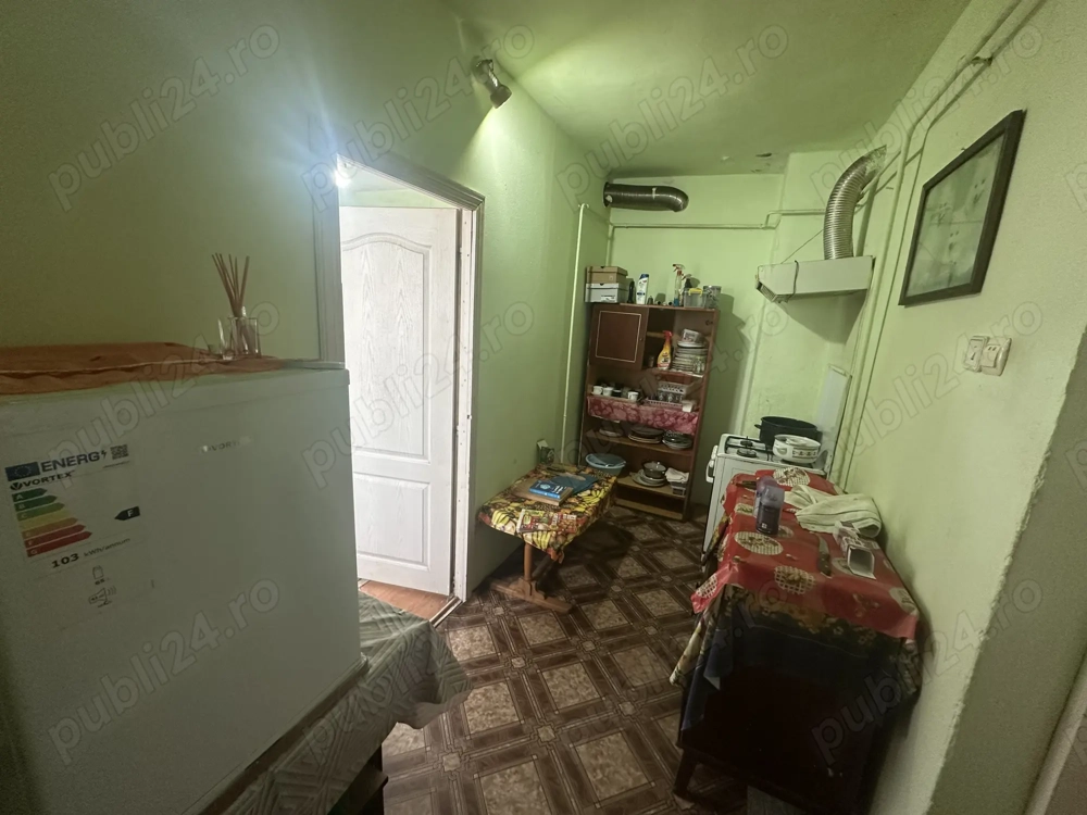 Inchiriez o camera intr-o casa