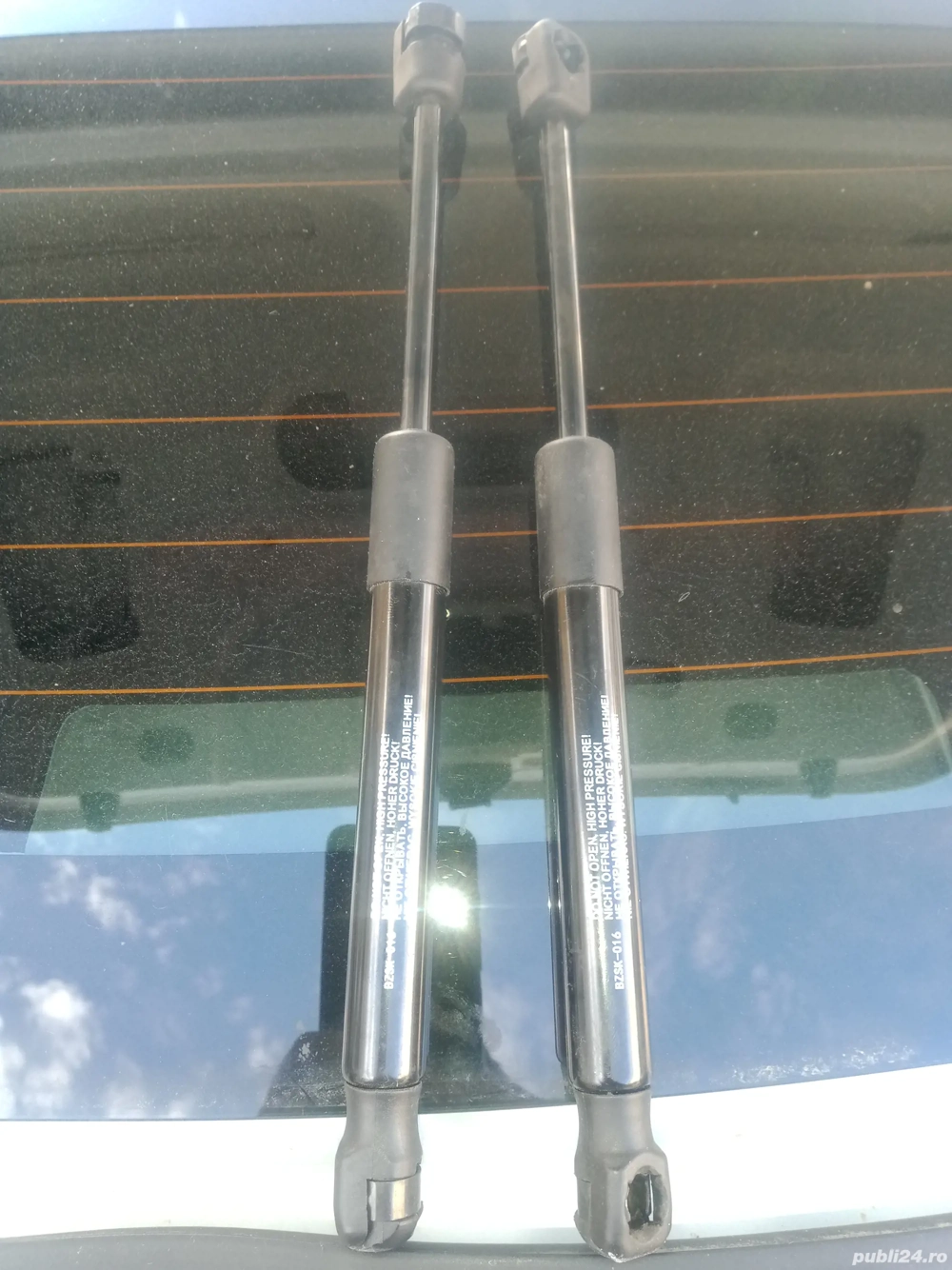 Vand doua amortizoare portbagaj wv bora berlina 