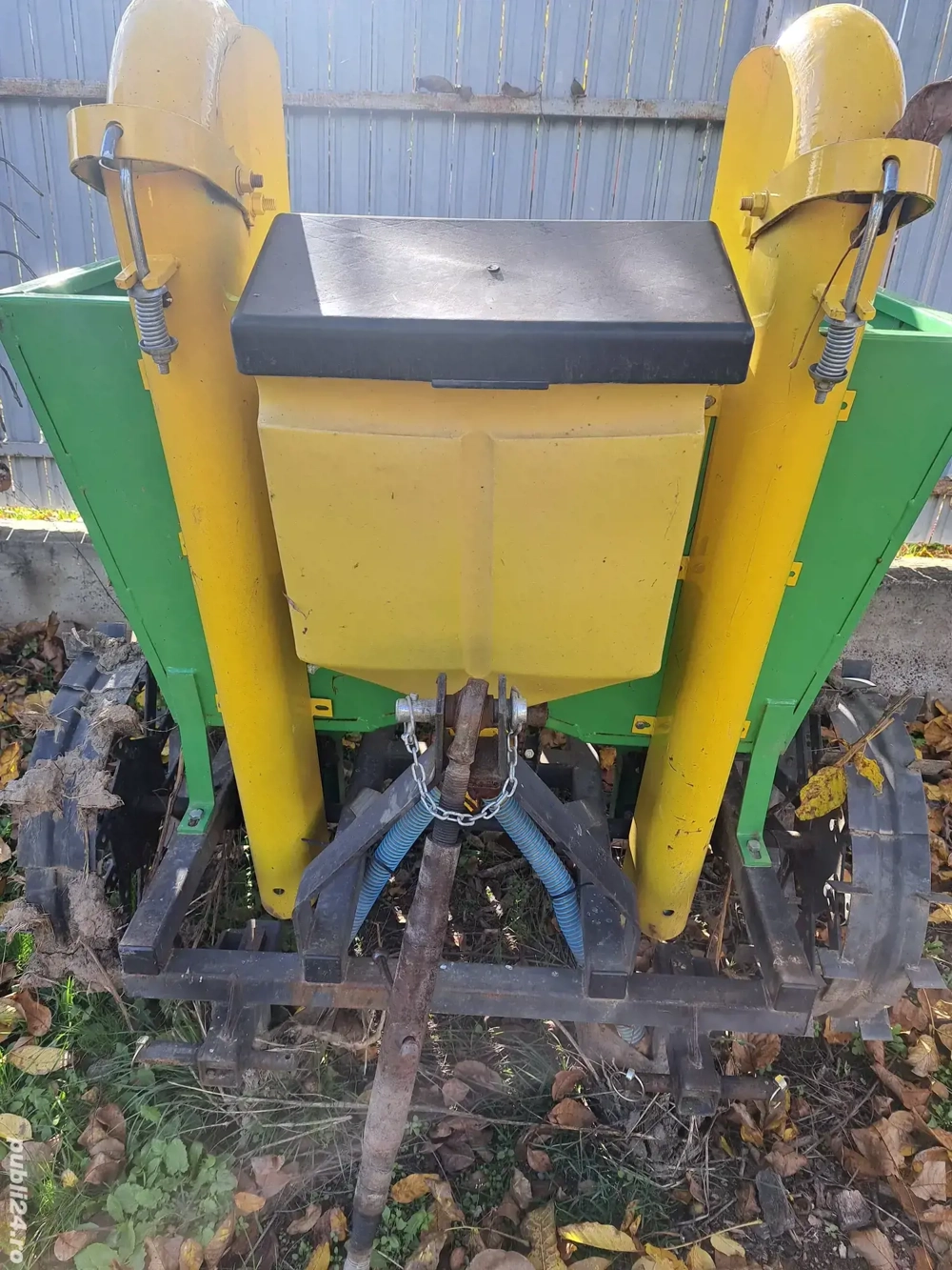 Masina de plantat cartofi cu ingrasaminte