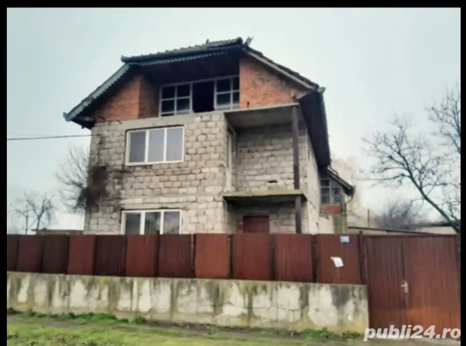 vând casă    individuală 