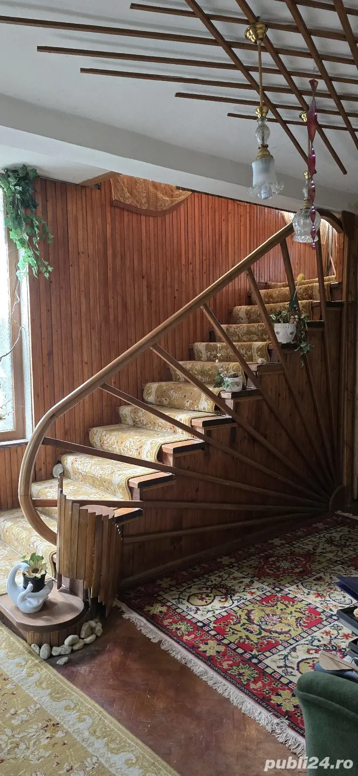 vand vila d+p+e 6 cam ,4 bai,4 balcoane cu teren 2500mp livada cu meri si pruni pe rod doar 135keuro