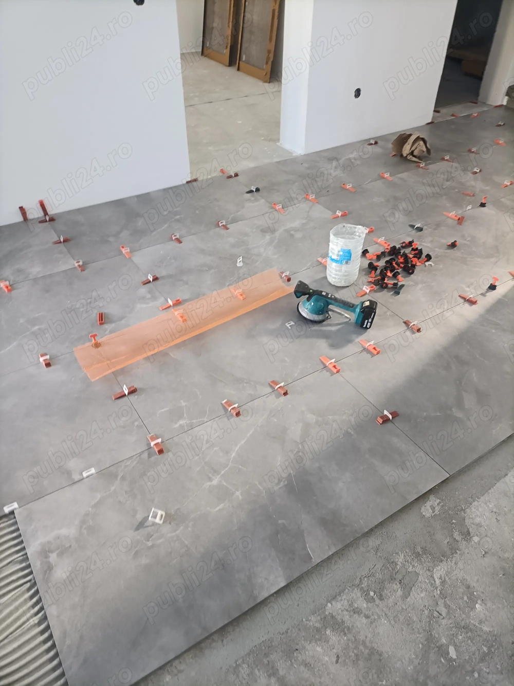 Execut servicii contra cost.