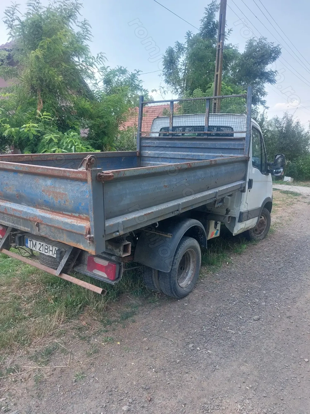 Caut de lucru cu camioneta 3.5 t basculabila pe trei parti  
