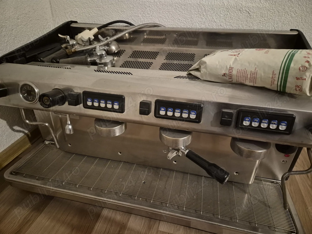 De vanzare aparat de cafea cu trei grupuri