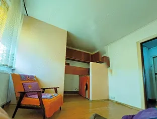 Proprietar  ofer garsoniera mica,  dar cu centrala proprie