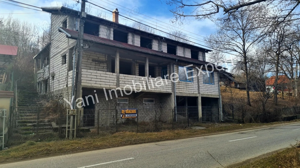 Clădire, pretabilă înființare pensiune, de vânzare în comuna Brăduleț, sat Bradetu, județ Argeș.