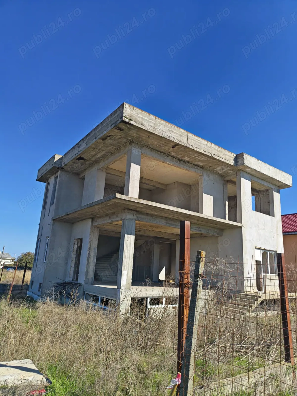 Casa la rosu de vanzare in Constanta