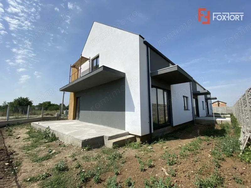 Casa tip triplex, cu 2 camere, de vanzare in Sanandrei.