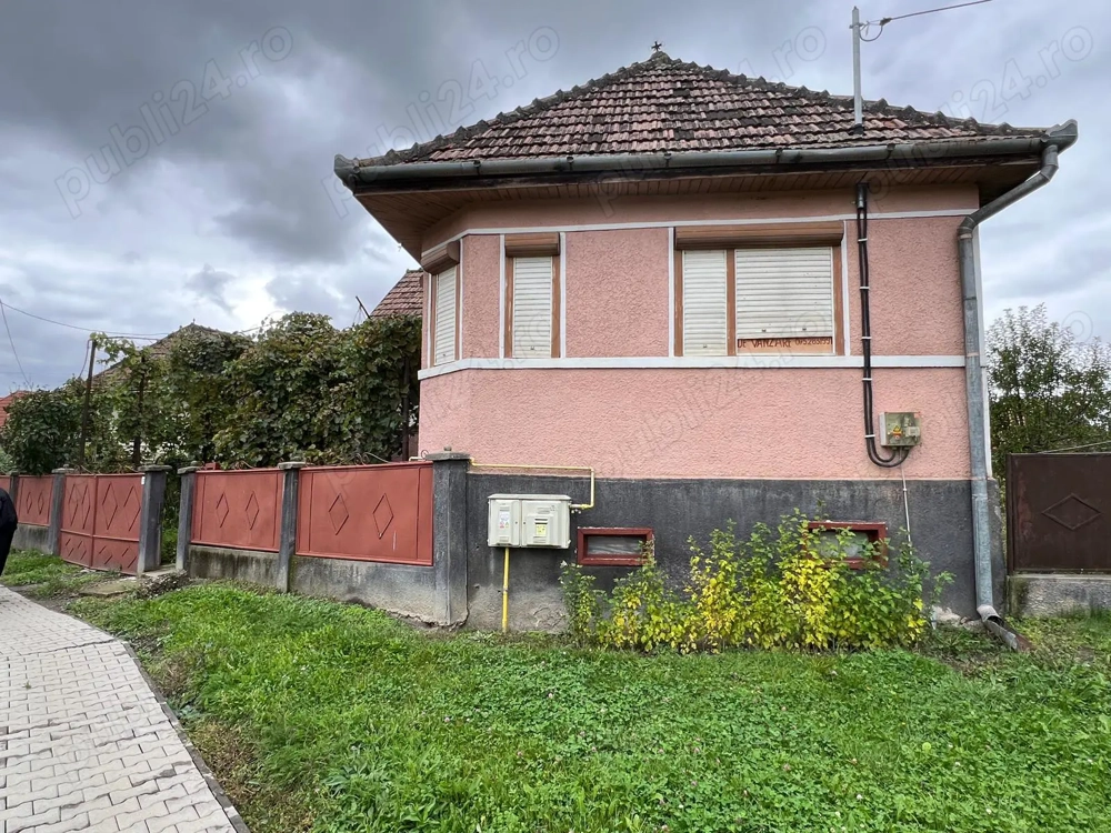 Casa la tara de vanzare