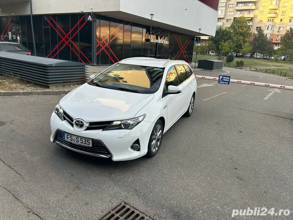 Toyota Auris Hybrid 2015