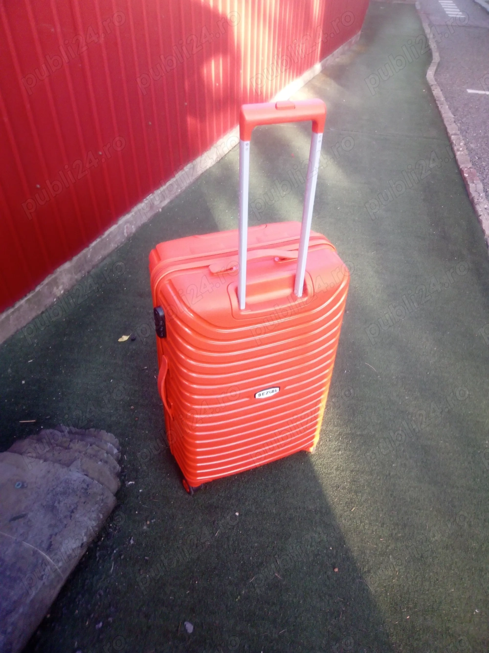 Vând troler plastic