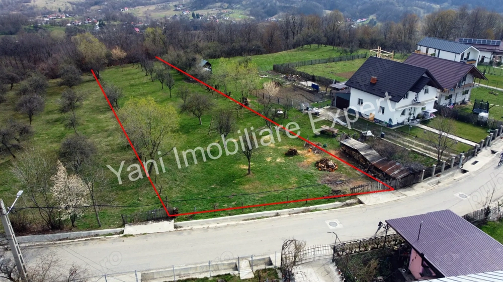 Teren de vânzare în comuna Valea Iasului, sat Cerbureni, județ Argeș.