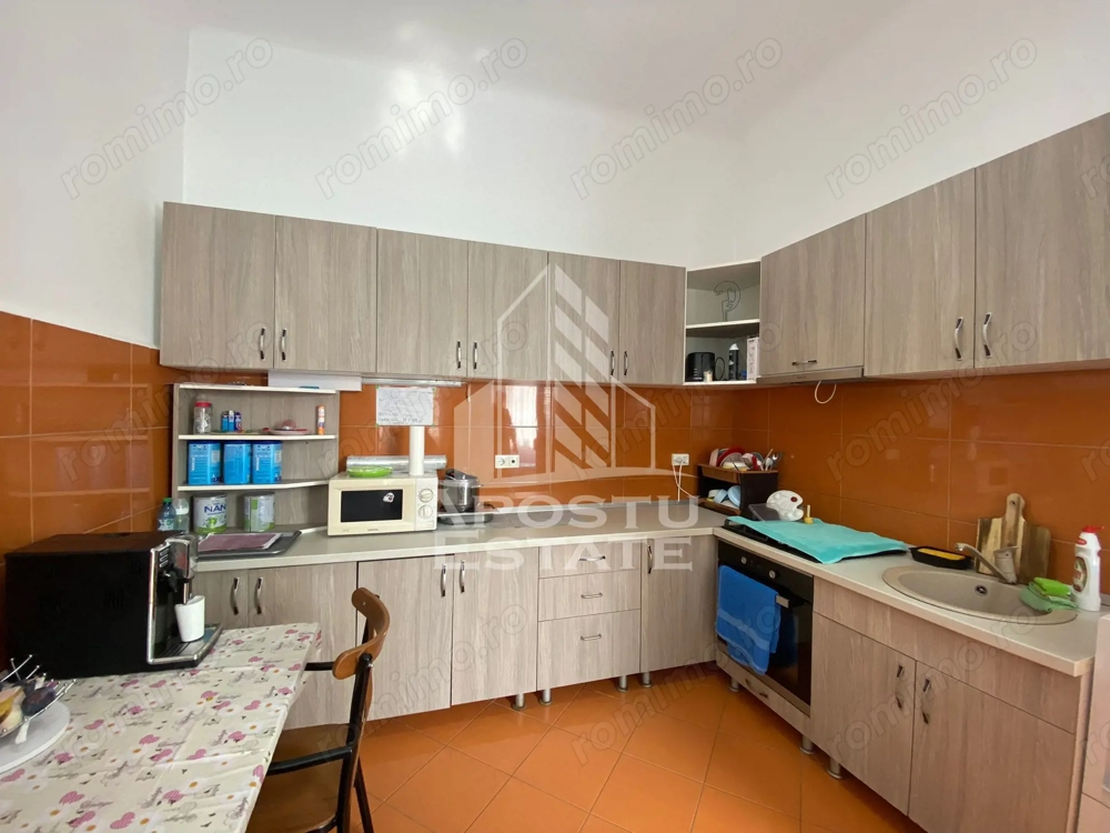 Casa partial mobilata, 10 camere,  zona Lunei