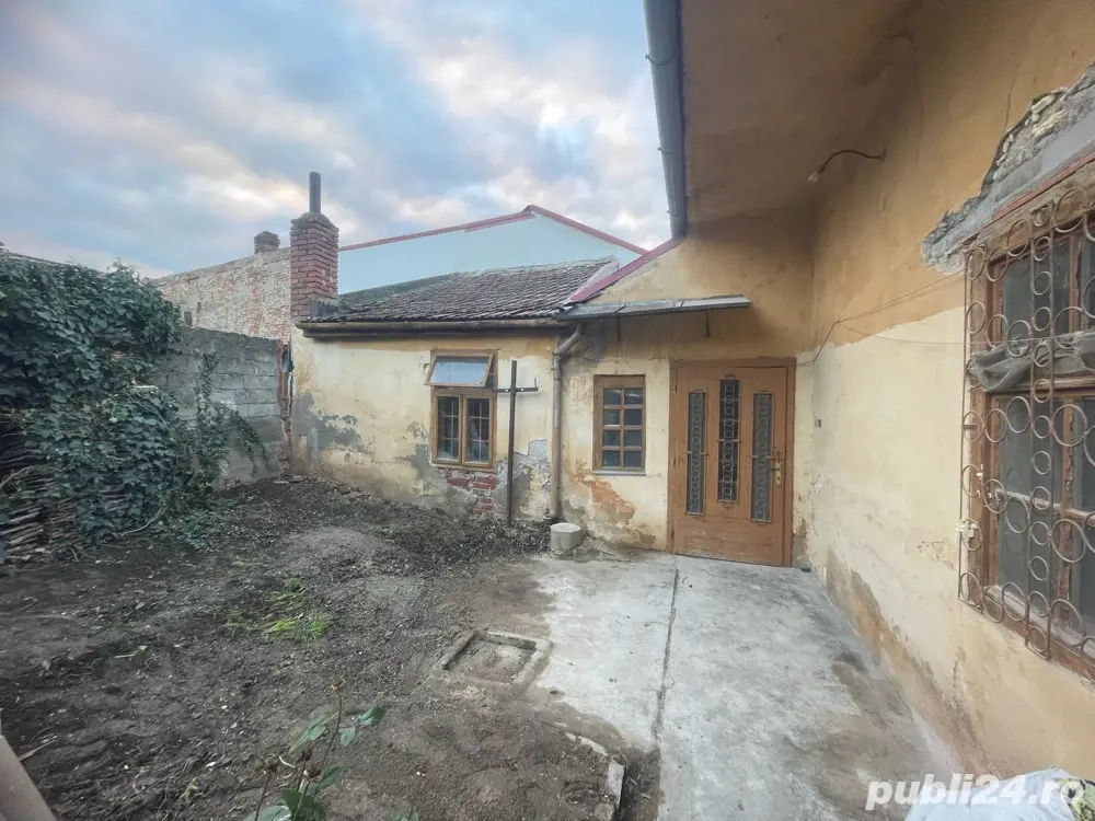 vand apartament la casa 