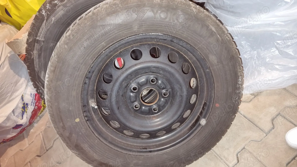 Cauciucuri de iarna montate pe janta de tabla  original. Marimea 215/60R 16. 