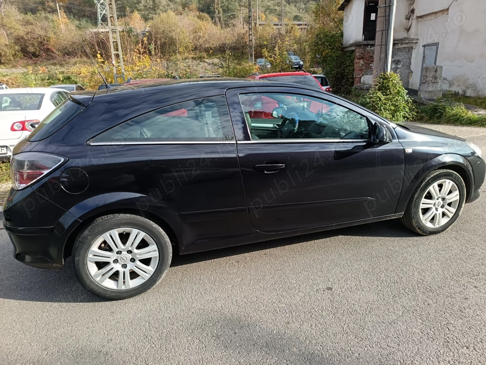 Opel ASTRA H GTC Panoramic din 2011. În stare foarte bună. Preț 2950 euro negociabil.