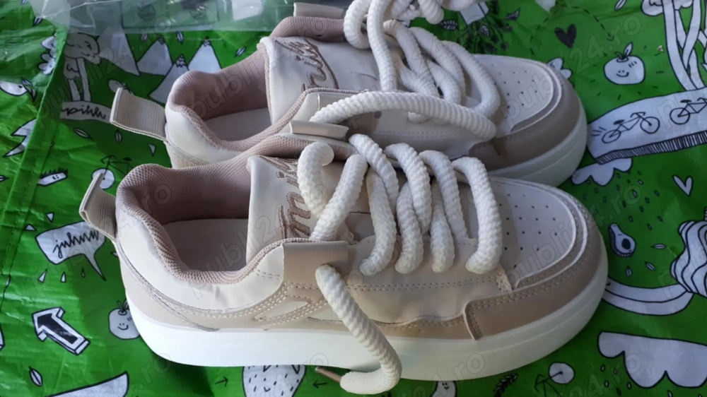 Adidasi fete, produs nou