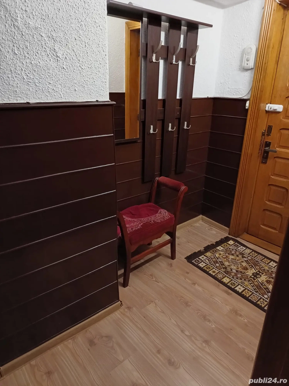 închiriez apartament 3 cam