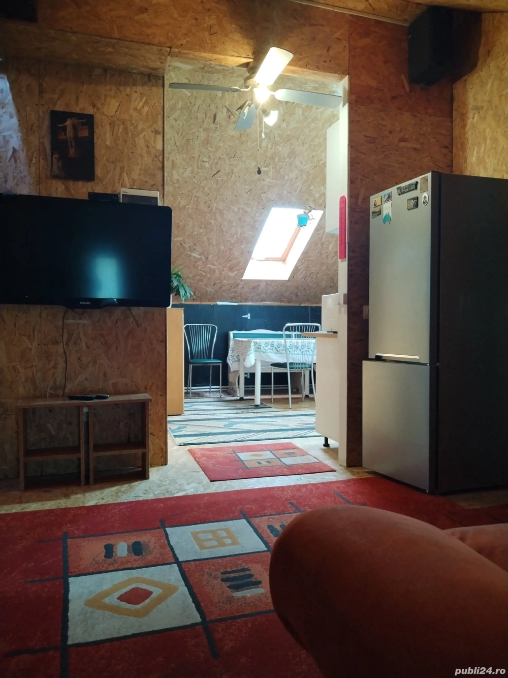 Inchiriez apartament 2cam.situat la etaj in vila la curte in Dumbrava-Rosie.