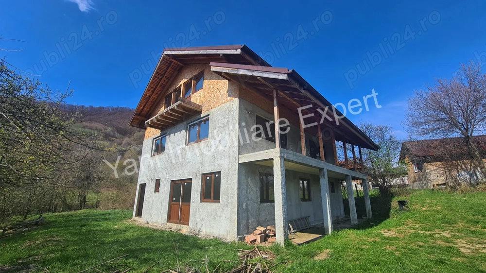 Casă de vacanță de vânzare în comuna Corbi, sat Poienarei, județ Argeș.