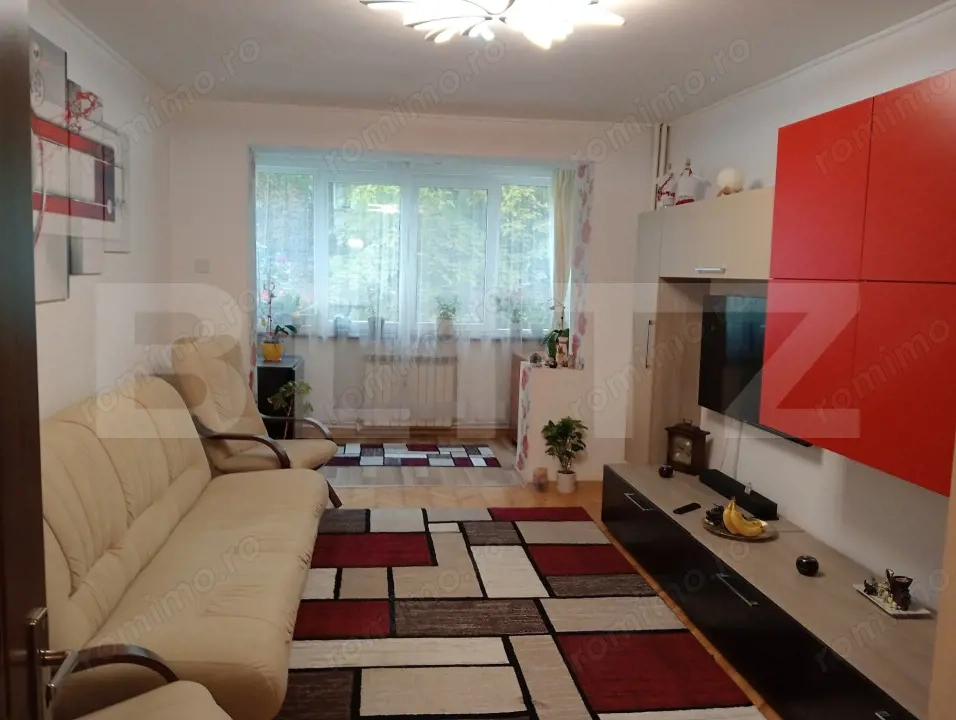 Apartament cu 3 camere, decomandate, etaj 1, bloc din cărămidă