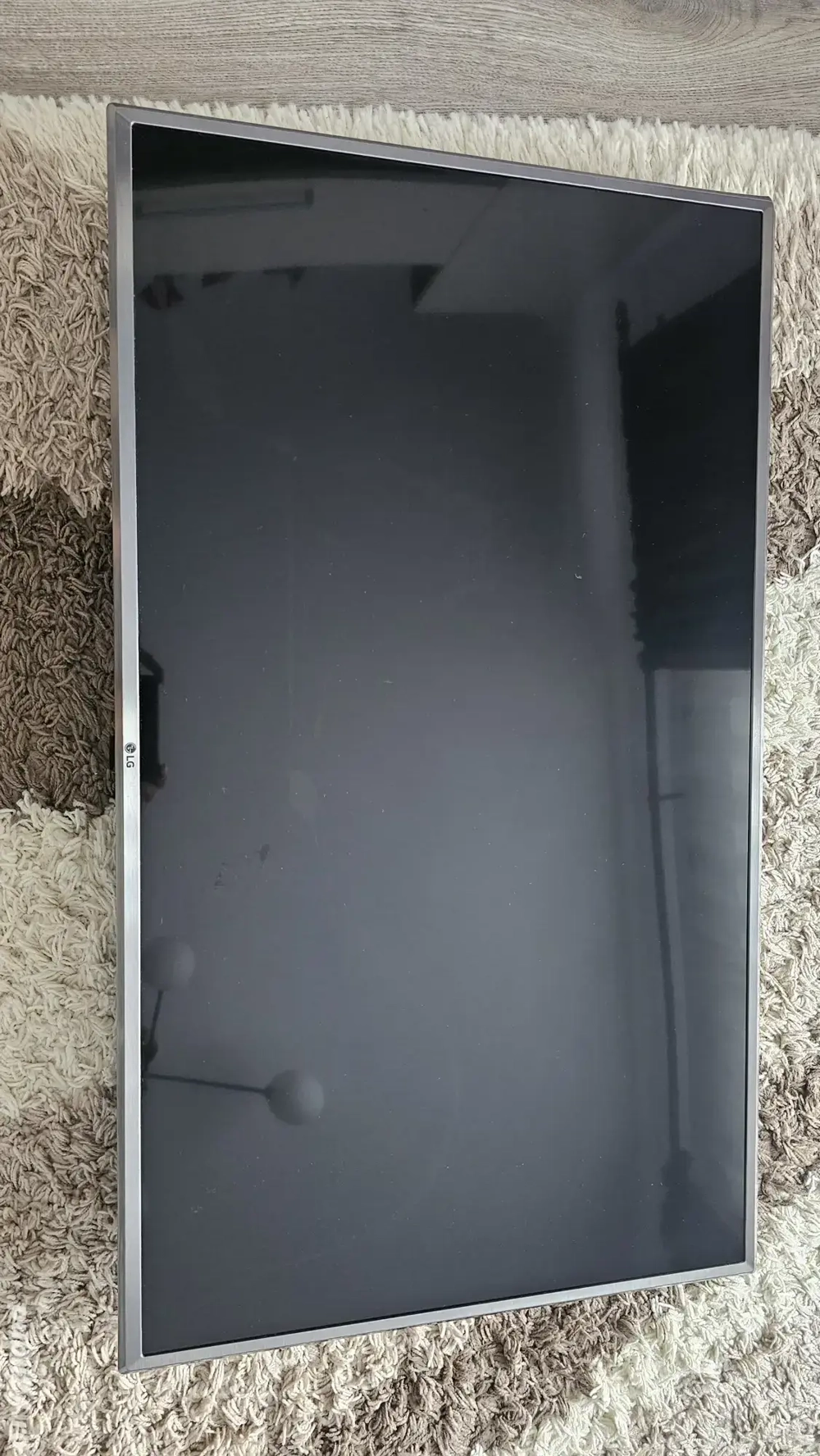 LG UM7600 display spart