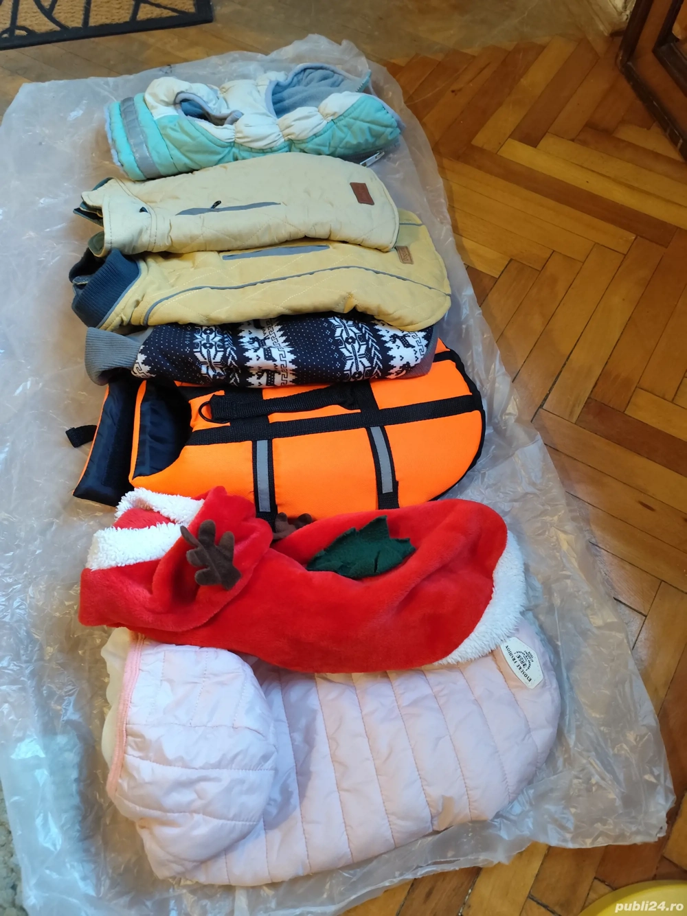 Vând hăinuțe de căței talie mica. Vând hăinuțe de căței talie mica.