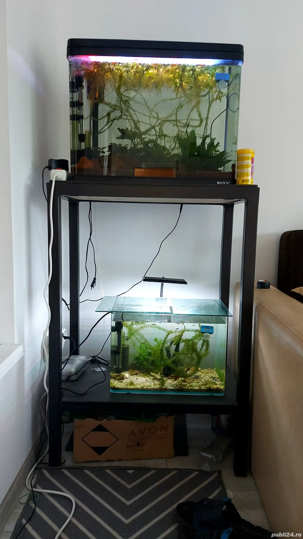 Stand cu două acvarii Stand cu două acvarii