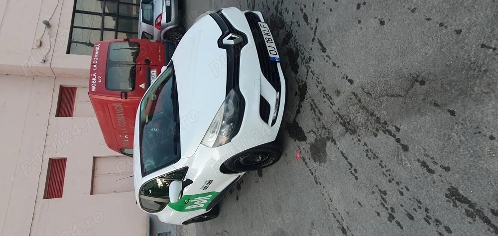 Vand Renault Clio fabricat în 2017, motor 1.5 motorina, colant Bolt activ
