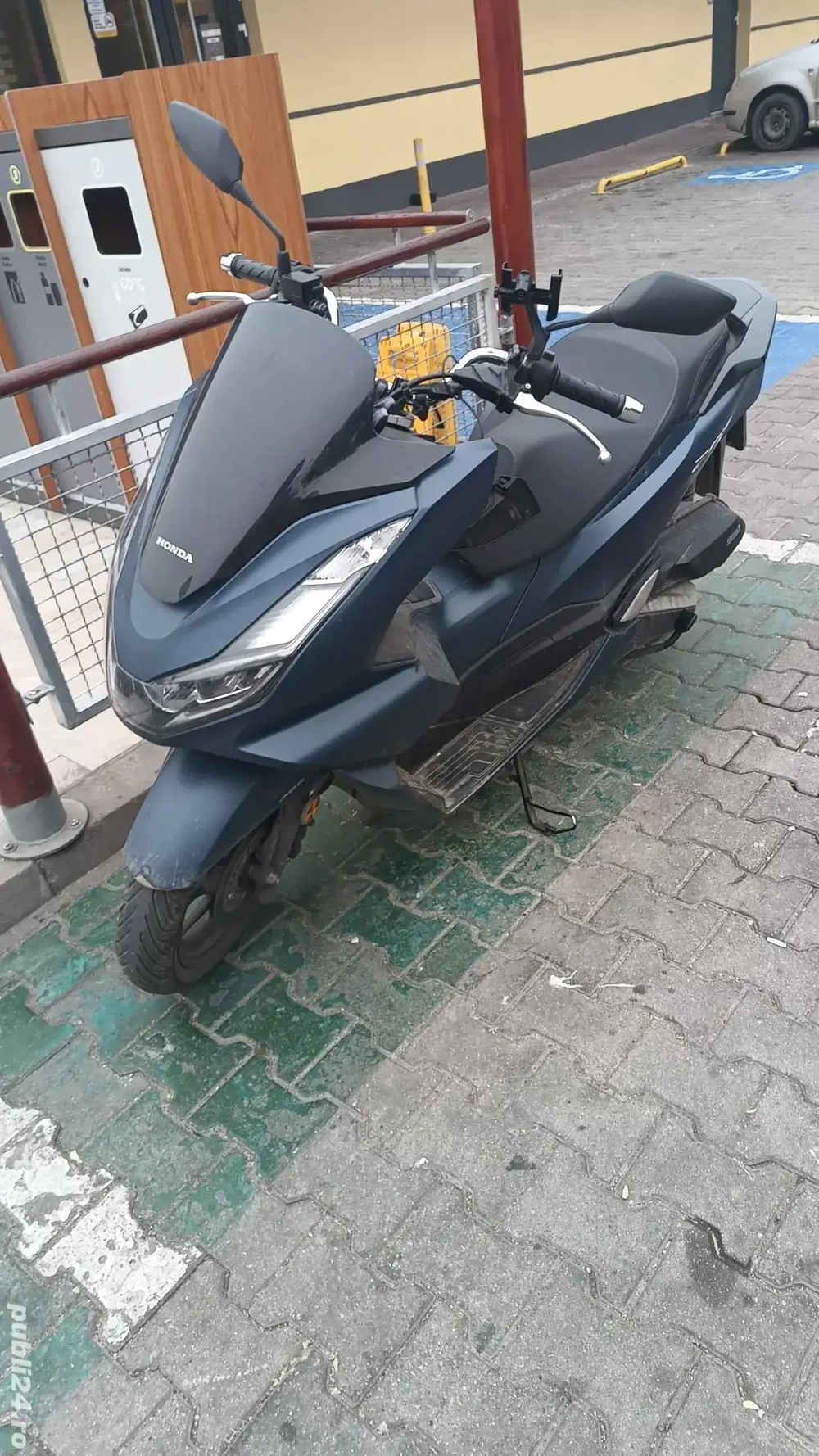 Scuter Honda PCX - se conduce cu B125 Scuter Honda PCX - se conduce cu B125